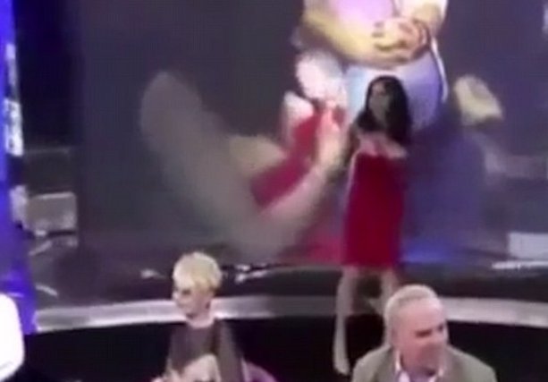 Παρουσιαστής κατέβασε το φόρεμα καλεσμένης στον αέρα - Το video που έγινε viral σε 2 ώρες | iefimerida.gr 0