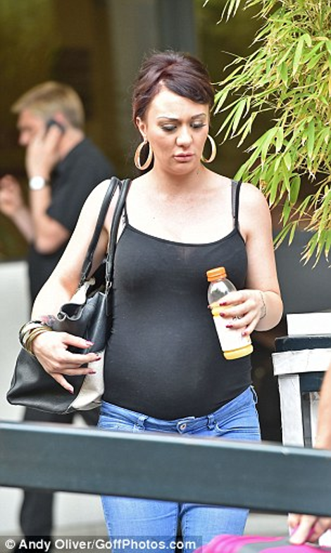 Έγκυος πίνει και καπνίζει σαν φουγάρο επειδή έμαθε ότι περιμένει αγόρι [εικόνες] | iefimerida.gr 0