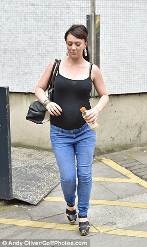 Έγκυος πίνει και καπνίζει σαν φουγάρο επειδή έμαθε ότι περιμένει αγόρι [εικόνες] | iefimerida.gr 1