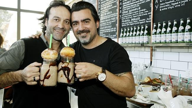 Η γλυκιά πατέντα δύο ομογενών που κατέκτησε την Αυστραλία - Το milkshake με το ντόνατ από nutella στην κορυφή [εικόνες] | iefimerida.gr 1