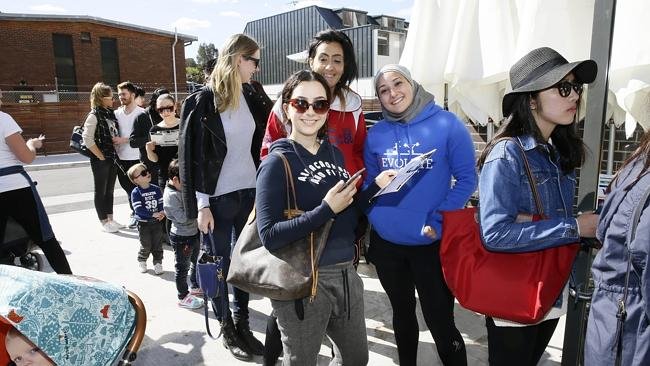 Η γλυκιά πατέντα δύο ομογενών που κατέκτησε την Αυστραλία - Το milkshake με το ντόνατ από nutella στην κορυφή [εικόνες] | iefimerida.gr 4