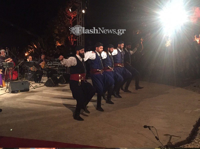 H Μαρία Φαραντούρη τραγούδησε για τους ιερείς, επικεφαλής των εκκλησιών στην Κρήτη [εικόνες & βίντεο] | iefimerida.gr 7