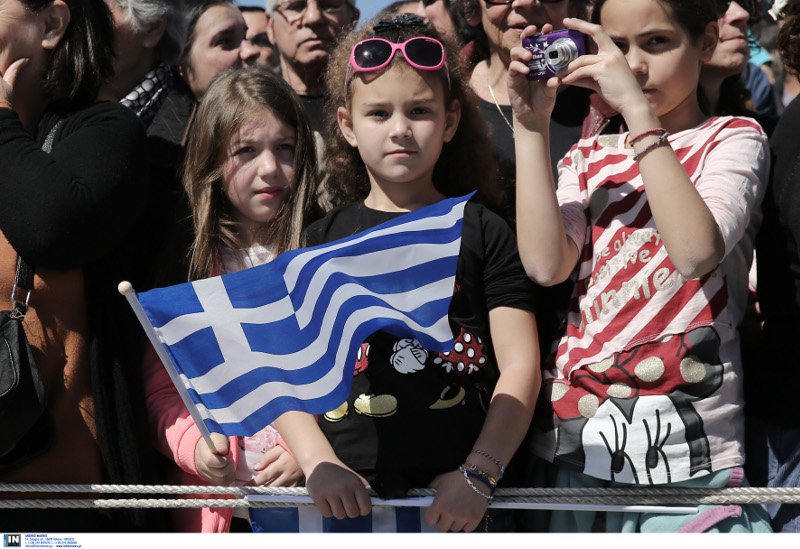 Παρέλαση στην Αθήνα: Η σημαιοφόρος με τη μαντίλα που ξεχώρισε [εικόνες] | iefimerida.gr 18