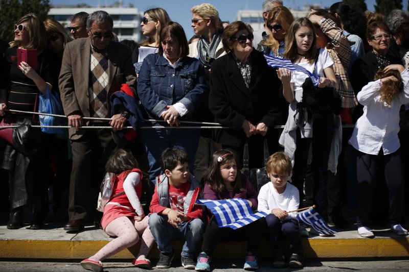 Παρέλαση στην Αθήνα: Η σημαιοφόρος με τη μαντίλα που ξεχώρισε [εικόνες] | iefimerida.gr 20