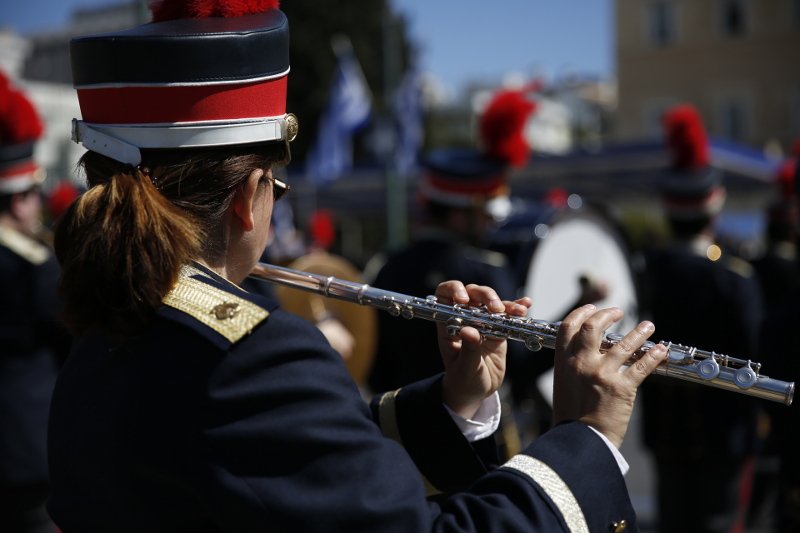 Παρέλαση στην Αθήνα: Η σημαιοφόρος με τη μαντίλα που ξεχώρισε [εικόνες] | iefimerida.gr 13
