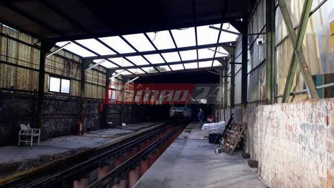 Προβλήματα από την κακοκαιρία στην Πάτρα -Ο αέρας ξεκόλλησε στέγαστρο του ΟΣΕ, καρφώθηκε σε κατάστημα [εικόνες & βίντεο] | iefimerida.gr 0