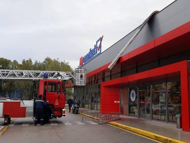 Προβλήματα από την κακοκαιρία στην Πάτρα -Ο αέρας ξεκόλλησε στέγαστρο του ΟΣΕ, καρφώθηκε σε κατάστημα [εικόνες & βίντεο] | iefimerida.gr 1