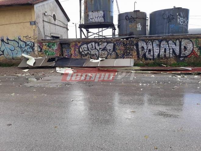 Προβλήματα από την κακοκαιρία στην Πάτρα -Ο αέρας ξεκόλλησε στέγαστρο του ΟΣΕ, καρφώθηκε σε κατάστημα [εικόνες & βίντεο] | iefimerida.gr 2