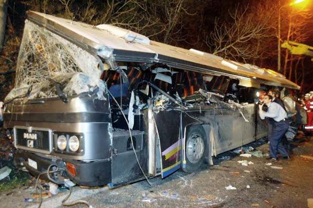 Ο δρόμος στα Τέμπη άνοιξε, αλλά το τρομακτικό δυστύχημα με τους 21 νεκρούς μαθητές ακόμα συγκλονίζει [εικόνες] | iefimerida.gr 1