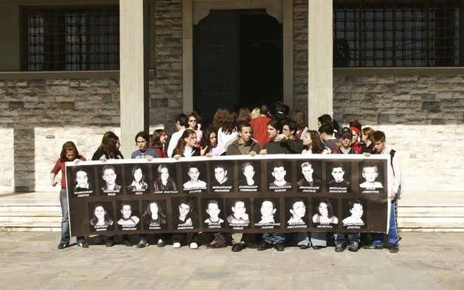 Ο δρόμος στα Τέμπη άνοιξε, αλλά το τρομακτικό δυστύχημα με τους 21 νεκρούς μαθητές ακόμα συγκλονίζει [εικόνες] | iefimerida.gr 2