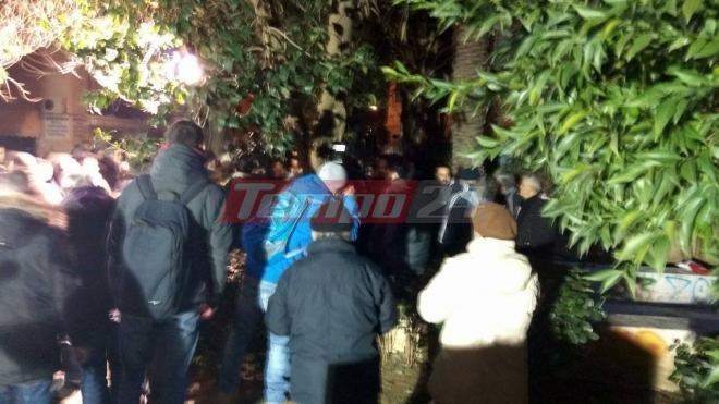 Πάτρα: Ενταση σε εκδήλωση για τον Τεμπονέρα από αντιεξουσιαστές – Διάβασαν κείμενο υπέρ της Πόλας Ρούπα [εικόνες & βίντεο] | iefimerida.gr 1