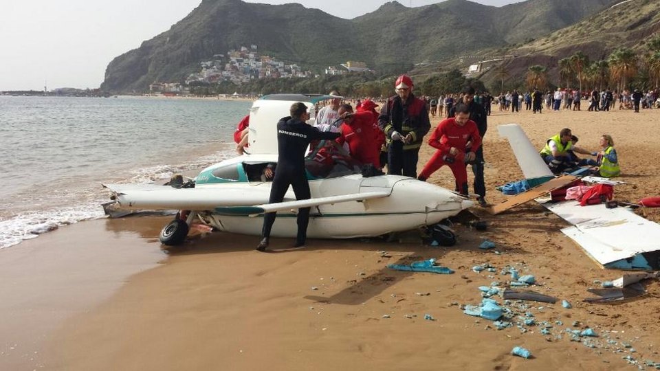 Τενερίφη: Πανικός σε κατάμεστη παραλία από την αναγκαστική προσγείωση αεροπλάνου [βίντεο]   | iefimerida.gr 0