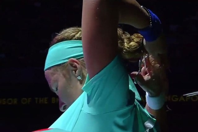 Τενίστρια κόβει τα μαλλιά της στη διάρκεια του αγώνα και κερδίζει το ματς [εικόνες] | iefimerida.gr 0