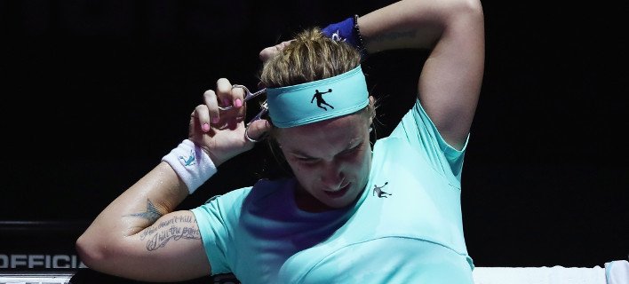 Τενίστρια κόβει τα μαλλιά της στη διάρκεια του αγώνα και κερδίζει το ματς [εικόνες] | iefimerida.gr 1