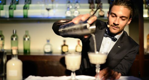 Αυτός είναι ο κορυφαίος μπάρμαν της Ελλάδας -Αναμιγνύει κοκτέιλ σε μπαρ της πλατείας Αγίας Ειρήνης  [εικόνες] | iefimerida.gr 1