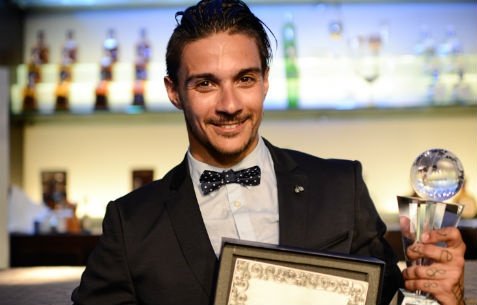Αυτός είναι ο κορυφαίος μπάρμαν της Ελλάδας -Αναμιγνύει κοκτέιλ σε μπαρ της πλατείας Αγίας Ειρήνης  [εικόνες] | iefimerida.gr 2