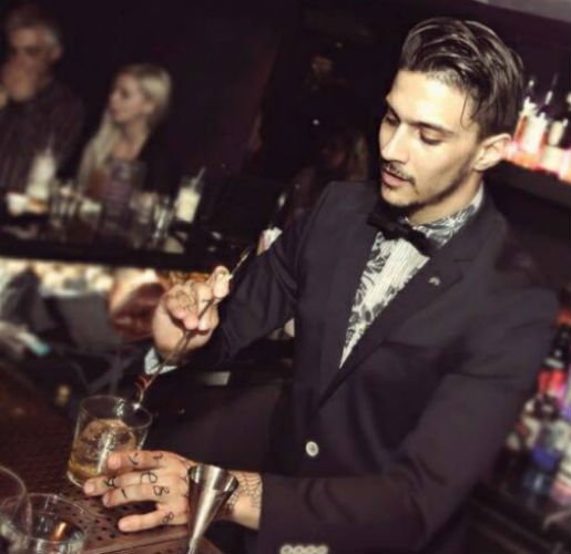 Αυτός είναι ο κορυφαίος μπάρμαν της Ελλάδας -Αναμιγνύει κοκτέιλ σε μπαρ της πλατείας Αγίας Ειρήνης  [εικόνες] | iefimerida.gr 3