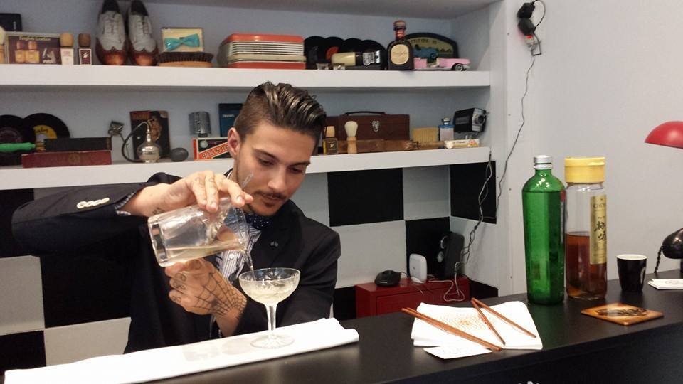 Αυτός είναι ο κορυφαίος μπάρμαν της Ελλάδας -Αναμιγνύει κοκτέιλ σε μπαρ της πλατείας Αγίας Ειρήνης  [εικόνες] | iefimerida.gr 4