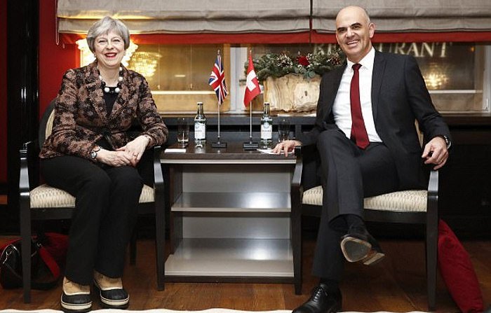 Η Τερέζα Μέι σε επίσημη συνάντηση στο Νταβός με μπότες Εσκιμώου [εικόνες] | iefimerida.gr 0