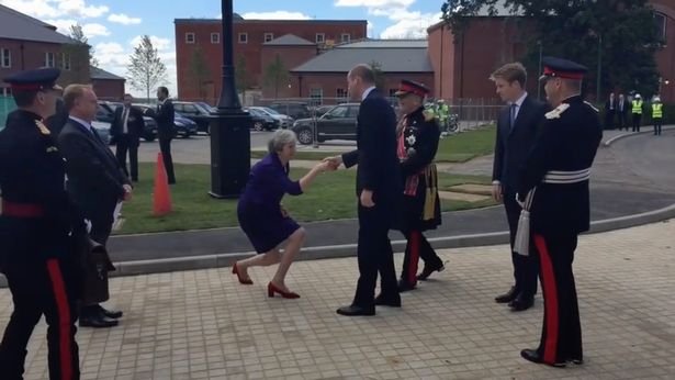 Viral η βαθιά υπόκλιση με τα... μπερδεμένα πόδια της Τερέζα Μέι στον πρίγκιπα Γουίλιαμ -«Μήπως είναι ντροπή πλέον;» [εικόνες] | iefimerida.gr 0