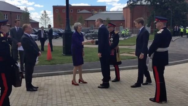 Viral η βαθιά υπόκλιση με τα... μπερδεμένα πόδια της Τερέζα Μέι στον πρίγκιπα Γουίλιαμ -«Μήπως είναι ντροπή πλέον;» [εικόνες] | iefimerida.gr 1