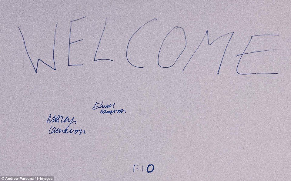 Το σημείωμα-έκπληξη από τα παιδιά του Κάμερον στη Μέι -Ενα διαφορετικό καλωσόρισμα [εικόνες] | iefimerida.gr 1