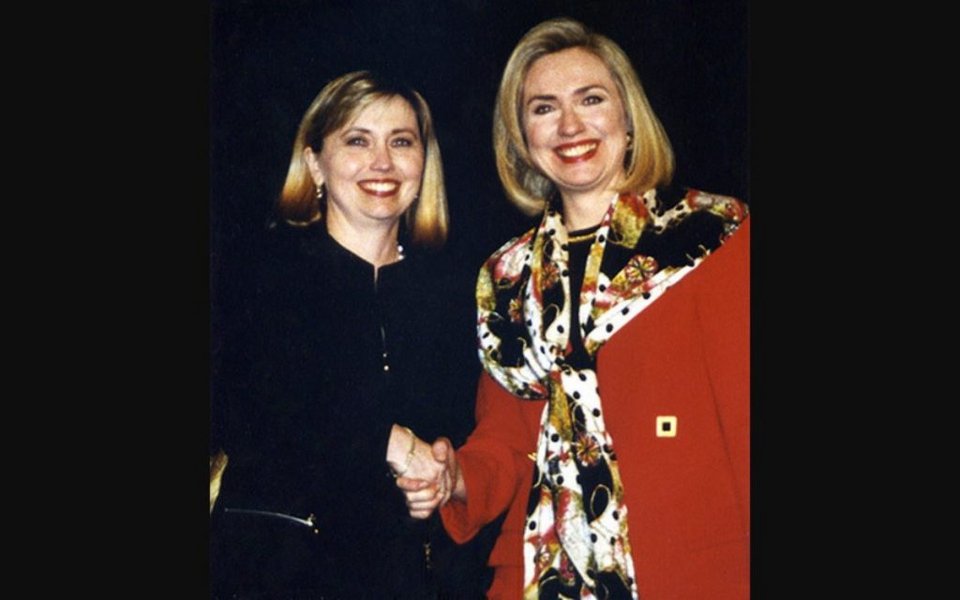 Αρχισαν οι θεωρίες συνωμοσίας -Η Χίλαρι δεν είναι καλά, χρησιμοποιεί σωσία [εικόνες] | iefimerida.gr 9