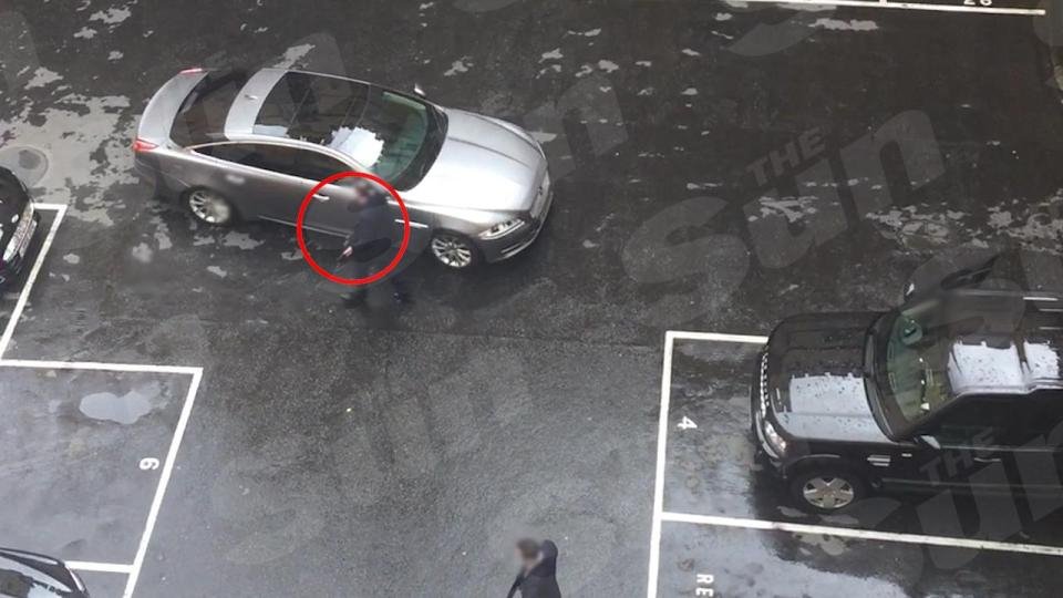 Καρέ καρέ η φυγάδευση της Μέι -Τα είχε χάσει, επικίνδυνα κοντά ο δράστης | iefimerida.gr 4