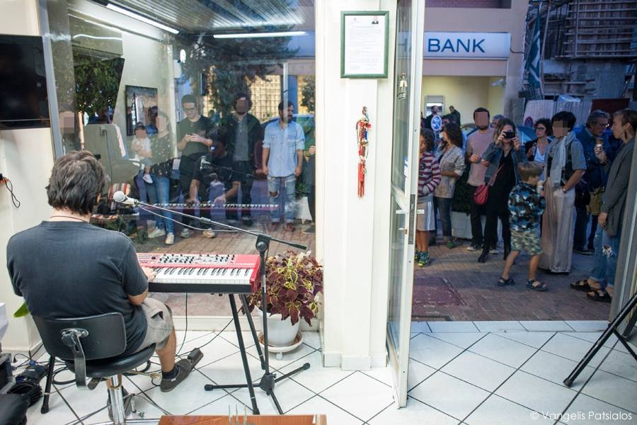 Συναυλία σε γραφείο τελετών - Τι τρέχει στο Χαλάνδρι; [εικόνες] | iefimerida.gr 0