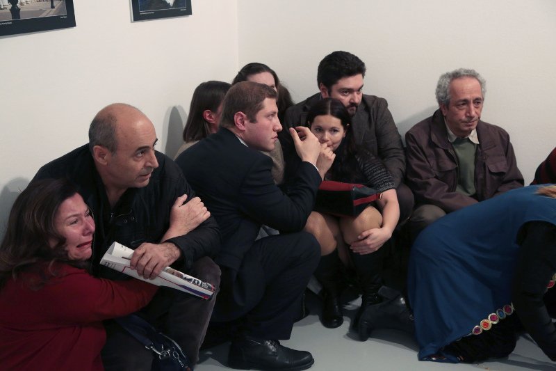 «Τον είδα να σβήνει μπροστά στα μάτια μου» -Η συγκλονιστική περιγραφή του φωτογράφου που κατέγραψε τη δολοφονία του Ρώσου πρέσβη | iefimerida.gr 2