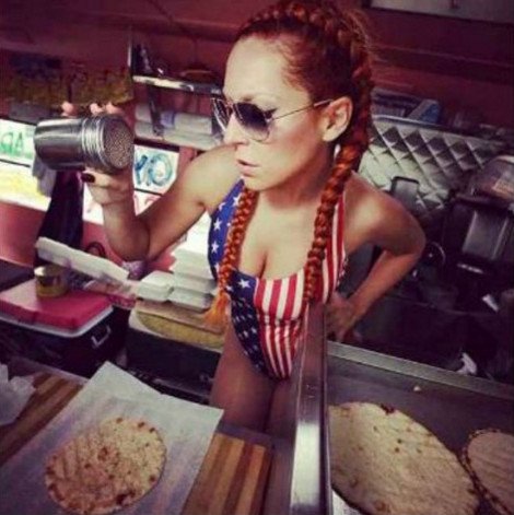 Πασίγνωστη Ελληνίδα τραγουδίστρια φτιάχνει πιτόγυρα φορώντας μόνο το μαγιό της [εικόνα] | iefimerida.gr 0