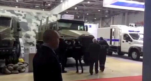 Γυναίκα προσπάθησε να οδηγήσει τεθωρακισμένο όχημα και το κάρφωσε σε τζαμαρία [εικόνες & βίντεο] | iefimerida.gr 0