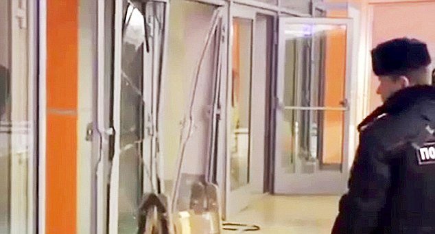 Γυναίκα προσπάθησε να οδηγήσει τεθωρακισμένο όχημα και το κάρφωσε σε τζαμαρία [εικόνες & βίντεο] | iefimerida.gr 1