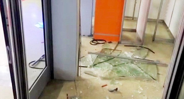 Γυναίκα προσπάθησε να οδηγήσει τεθωρακισμένο όχημα και το κάρφωσε σε τζαμαρία [εικόνες & βίντεο] | iefimerida.gr 2