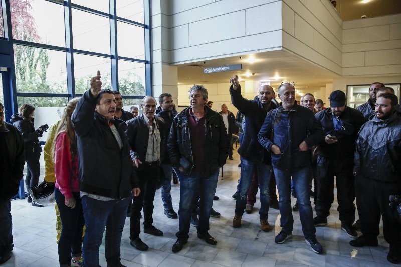 Στο υπουργείο Μεταφορών οι «γουρούνες»: Δεν φεύγουμε αν δεν δοθεί λύση, λένε οι ιδιοκτήτες [εικόνες] | iefimerida.gr 0