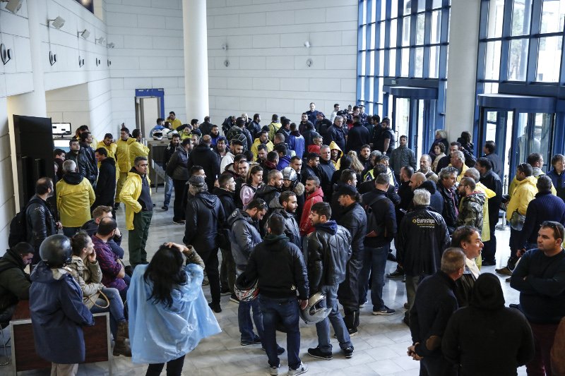 Στο υπουργείο Μεταφορών οι «γουρούνες»: Δεν φεύγουμε αν δεν δοθεί λύση, λένε οι ιδιοκτήτες [εικόνες] | iefimerida.gr 1