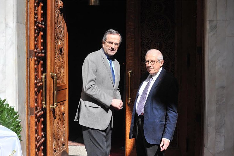 Πλήθος κόσμου στην κηδεία του Παναγιώτη Τέτση -Σήμερα στην Υδρα η ταφή | iefimerida.gr 5