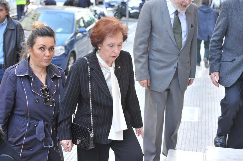 Πλήθος κόσμου στην κηδεία του Παναγιώτη Τέτση -Σήμερα στην Υδρα η ταφή | iefimerida.gr 6