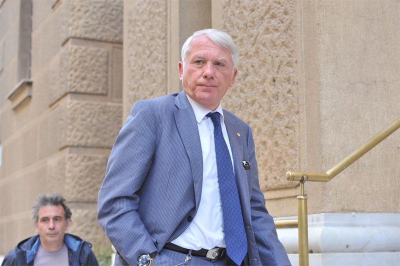 Πλήθος κόσμου στην κηδεία του Παναγιώτη Τέτση -Σήμερα στην Υδρα η ταφή | iefimerida.gr 7