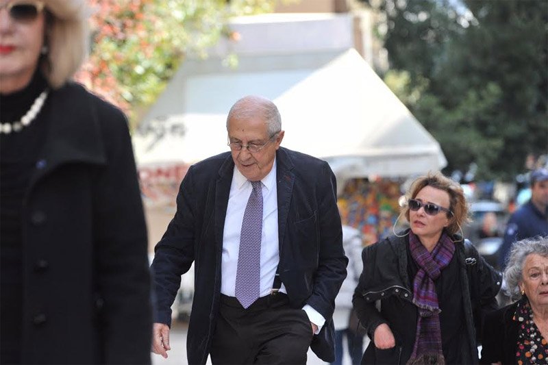 Πλήθος κόσμου στην κηδεία του Παναγιώτη Τέτση -Σήμερα στην Υδρα η ταφή | iefimerida.gr 9
