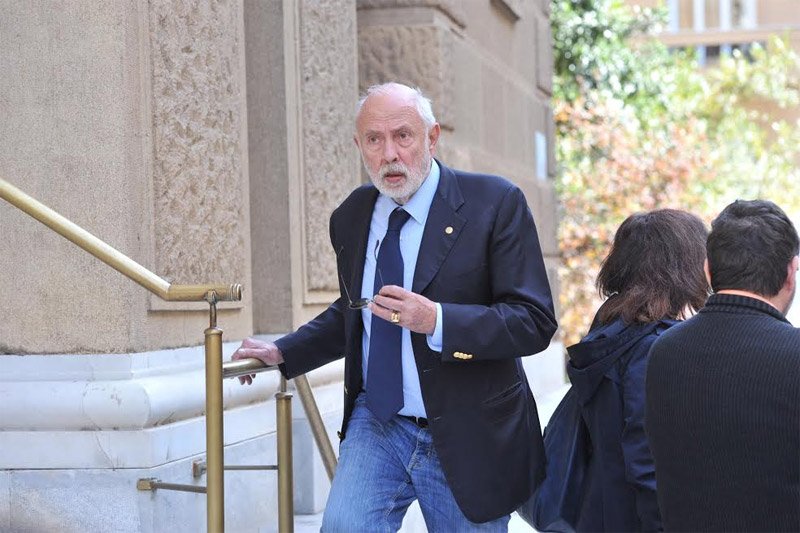 Πλήθος κόσμου στην κηδεία του Παναγιώτη Τέτση -Σήμερα στην Υδρα η ταφή | iefimerida.gr 8