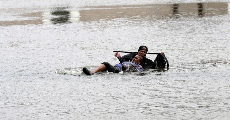 Τυφώνας Χάρβεϊ: Στους 8 οι νεκροί από τις πρωτοφανείς βροχοπτώσεις στο Τέξας [εικόνες & βίντεο]  | iefimerida.gr 1