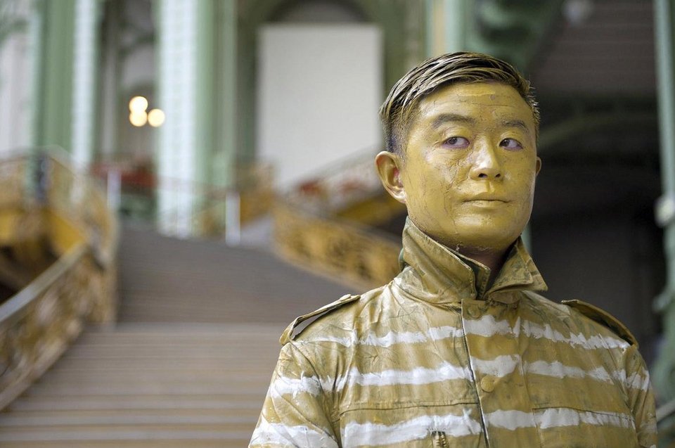 Ο «αόρατος» Κινέζος – Καλλιτέχνης ζωγραφίζει το σώμα του και «χάνεται» μέσα στον καμβά [εικόνες]  | iefimerida.gr 1