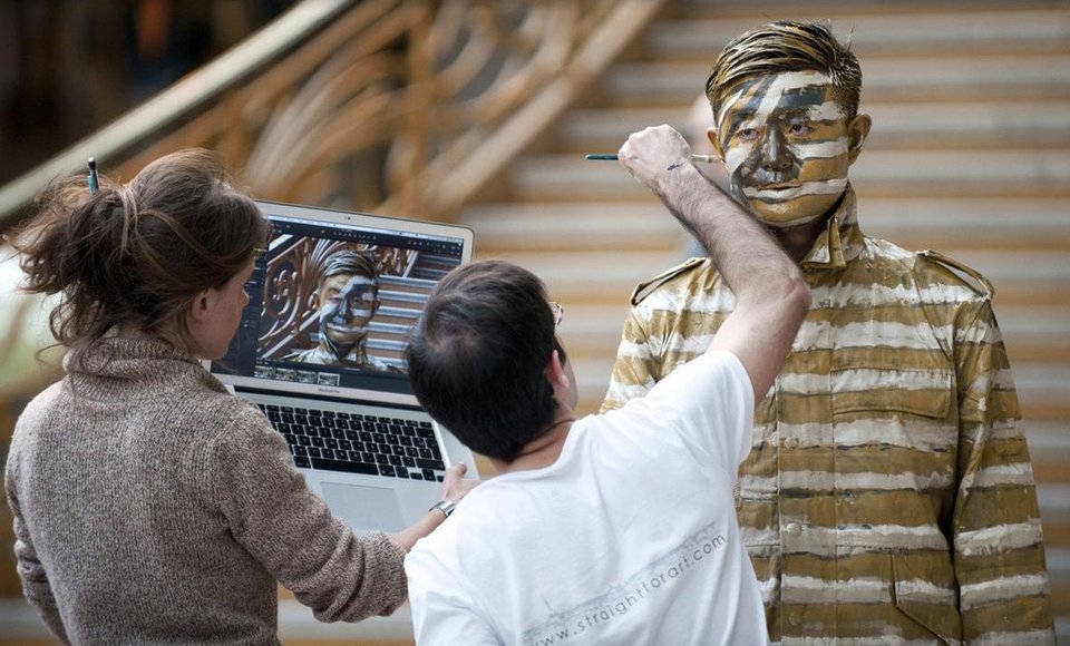 Ο «αόρατος» Κινέζος – Καλλιτέχνης ζωγραφίζει το σώμα του και «χάνεται» μέσα στον καμβά [εικόνες]  | iefimerida.gr 0