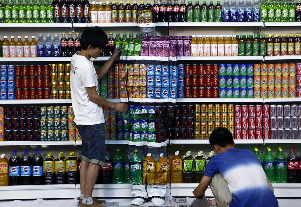 Ο «αόρατος» Κινέζος – Καλλιτέχνης ζωγραφίζει το σώμα του και «χάνεται» μέσα στον καμβά [εικόνες]  | iefimerida.gr 3