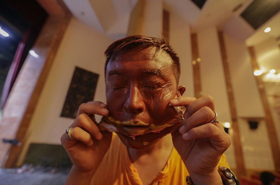 Ο «αόρατος» Κινέζος – Καλλιτέχνης ζωγραφίζει το σώμα του και «χάνεται» μέσα στον καμβά [εικόνες]  | iefimerida.gr 9