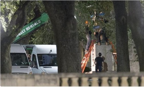 Τέξας: Απομακρύνουν αγάλματα στρατιωτικών από Πανεπιστήμιο -Ως σύμβολα νεοναζισμού [εικόνες]  | iefimerida.gr 3