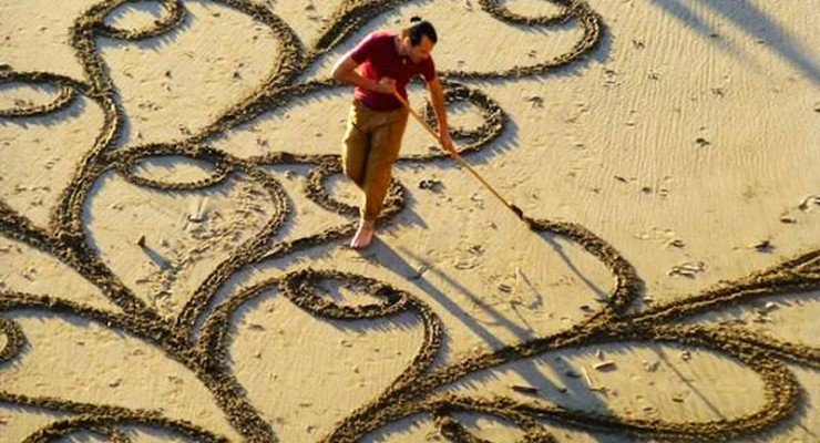 Υψηλή τέχνη που κρατάει μία στιγμή -Εργα εξαιρετικής ομορφιάς στην άμμο με εργαλείο μία τσουγκράνα [εικόνες] | iefimerida.gr 0