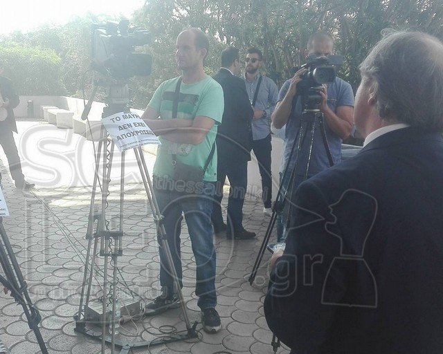 Η «υποδοχή» των τεχνικών των καναλιών στον Τσίπρα έξω από το Βελλίδειο [εικόνες] | iefimerida.gr 0