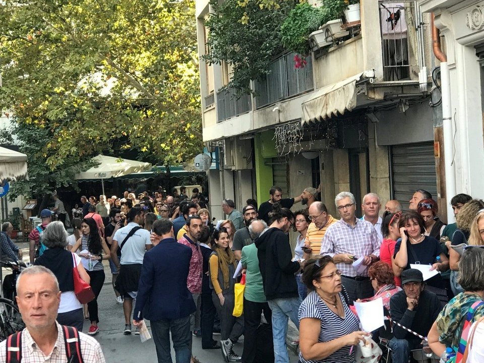 Η ουρά για τα εισιτήρια των 3 ευρώ στο Θέατρο Τέχνης έπιανε όλο το τετράγωνο [εικόνες]  | iefimerida.gr 2